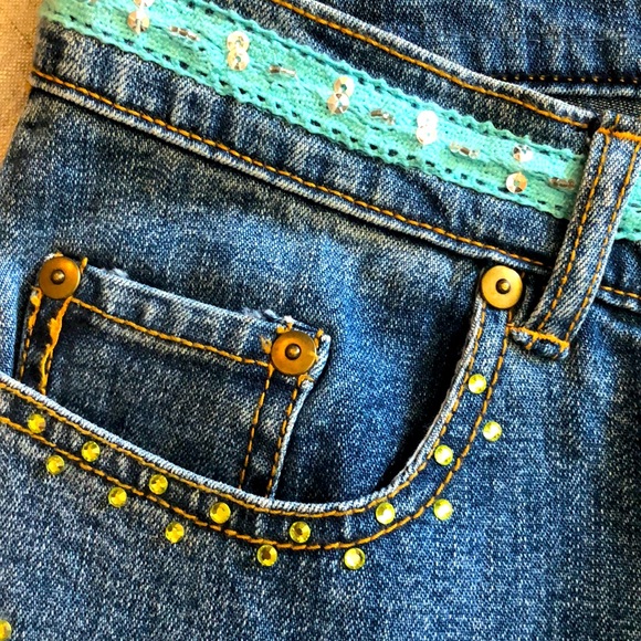The Denim Tailor Crochét Floral &Rhinestone Jeans - Picture 3 of 9